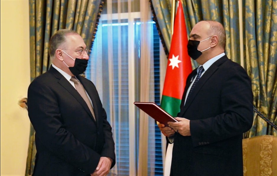 الخصاونة: الحكومة ملتزمة بمحاربة الفساد وحماية