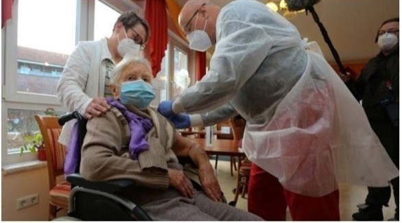 مسنّة تجاوزت المائة أول من تلقى