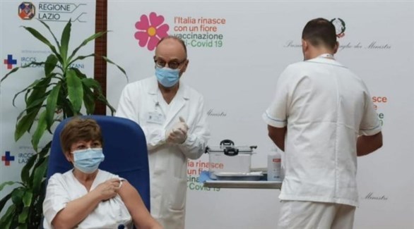 إيطاليا تبدأ في تطعيم أفراد الرعاية
