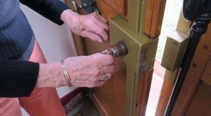 سبعيني يحبس ابنه دون طعام لأشهر