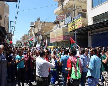 مسيرة بالزرقاء دعما للاسرى الفلسطينيين