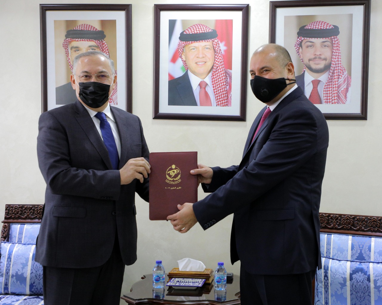 العودات يتسلم التقرير السنوي لهيئة النزاهة