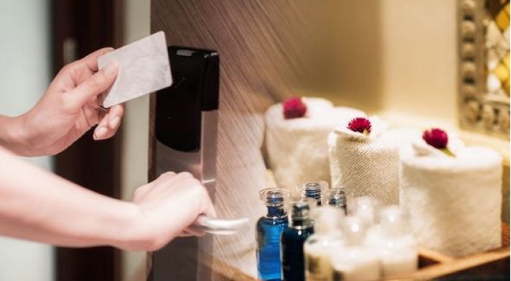 سياح من كيان الاحتلال يسرقون الأغراض