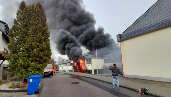 مليون يورو خسائر.. 3 أطفال يحرقون