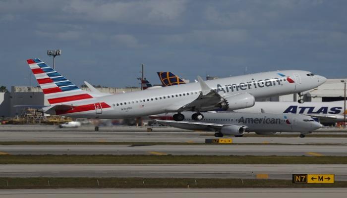 صور.. أول رحلة تجارية لبوينج 737