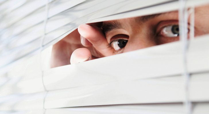 الإمارات تقرر حبس وإبعاد شاب عربي