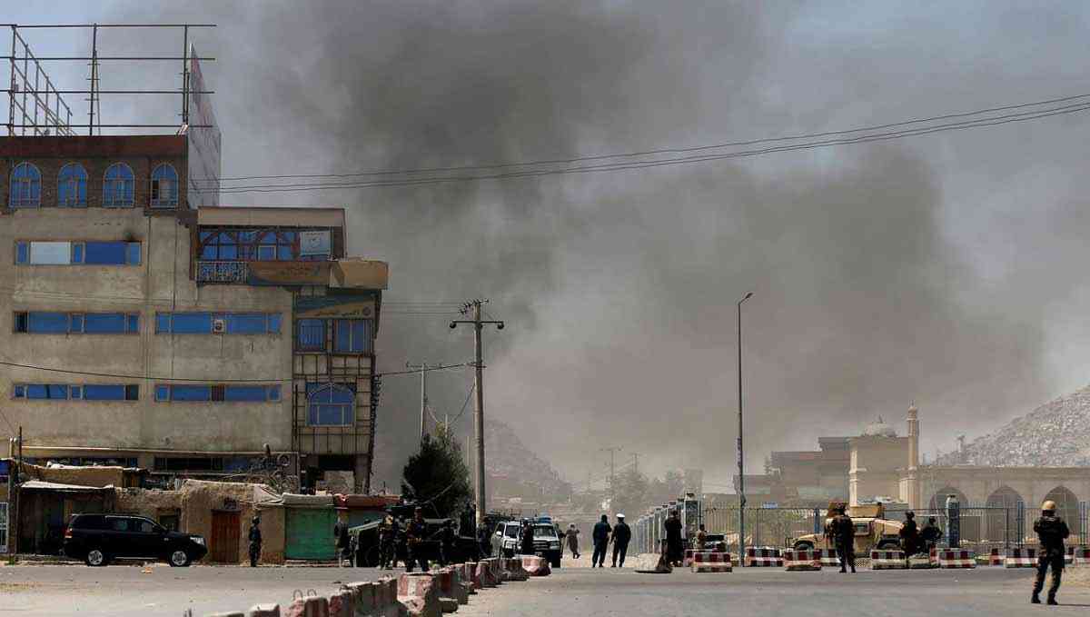 إصابة مسؤول ومقتل سائقه في انفجار