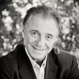 الملك ينعم على مارك فولوشين بوسام