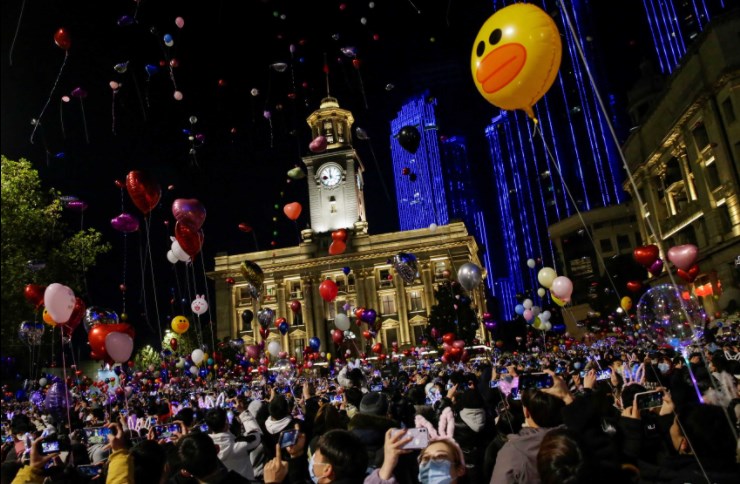 حشود تملأ شوارع ووهان الصينية احتفالا