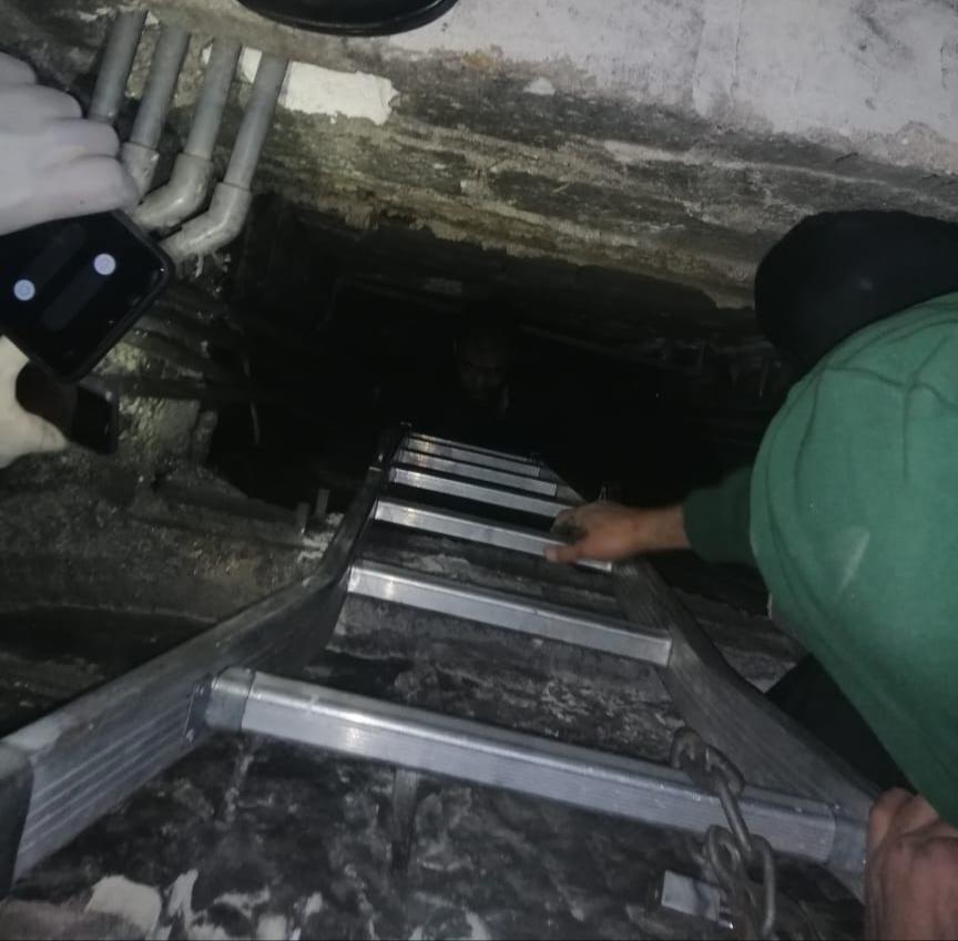 سقط داخل مدخنة بعمق 20 مترا