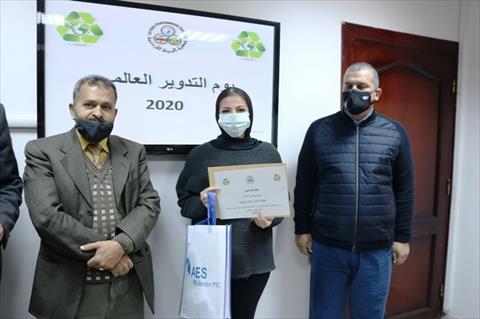 تسليم الجوائز للمدارس الفائزة بمسابقة يوم