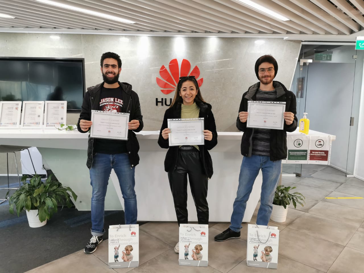 التطبيقية تفوز بجائزة التميز بمسابقة هواوي