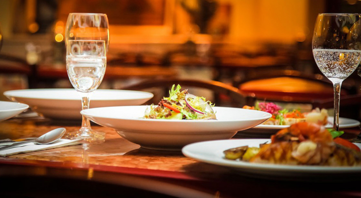 قطاع المطاعم يطالب بتصاريح للعاملين في