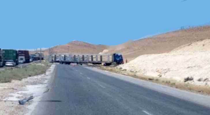 إغلاق المسرب المتجه لعمان على الطريق