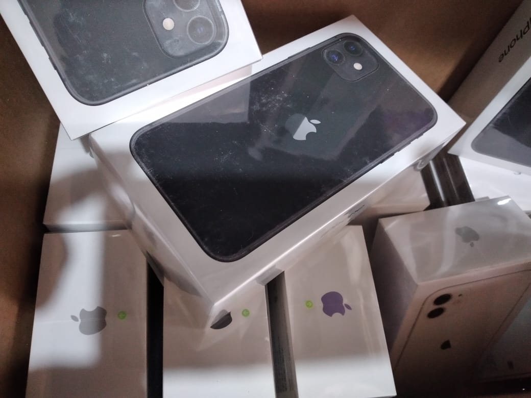 الجمارك تحبط تهريب اجهزة ايفون (صور)