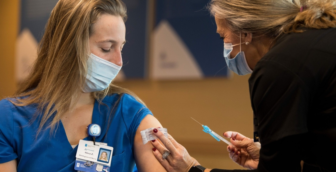 الكويت تعلّق رحلات الطيران المباشر من