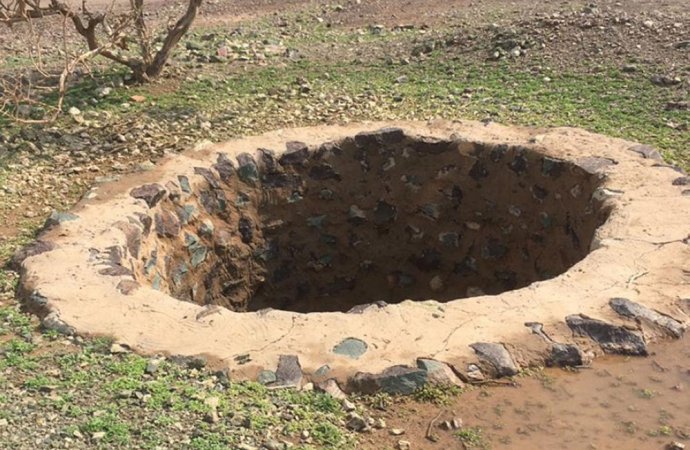 شاب يسقط داخل بئر مياه فارغ