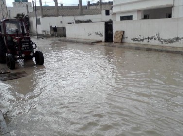 مياه الأمطار تداهم منازل الشونة الشمالية
