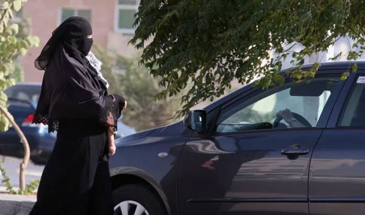 ضبط متسول متنكر بزي نسائي بحقه