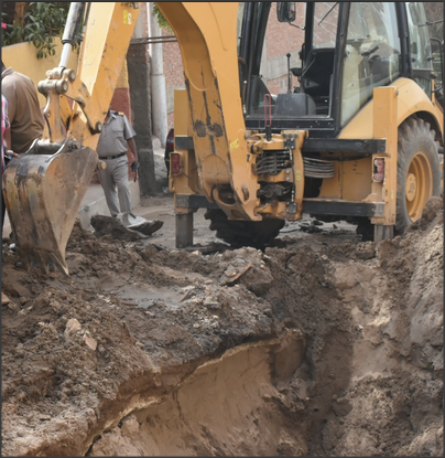 المياه: كسر خط صرف صحي ممتد