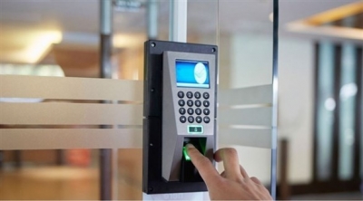 أقفال أبواب ذكية تعمل ببصمات الأصابع