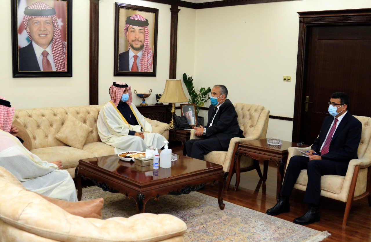وزير الداخلية يلتقي الشيخ سعود آل