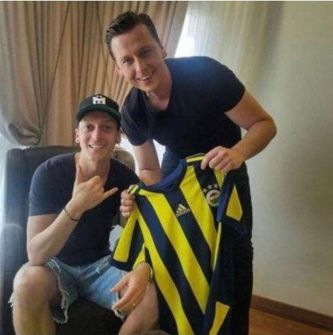 أوزيل على أعتاب الدوري التركي.. ساعات