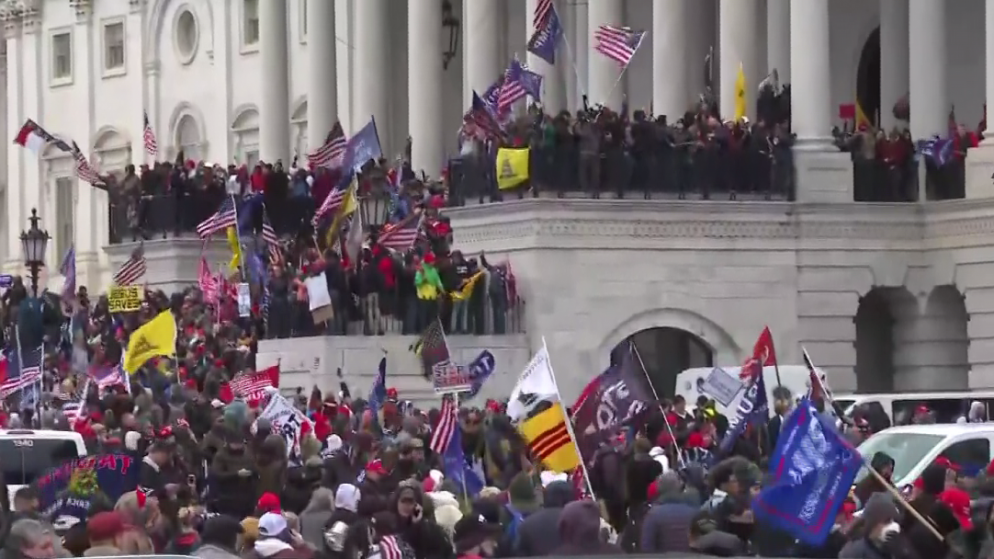 مؤيدون لترامب يقتحمون مبنى الكونغرس وإغلاق