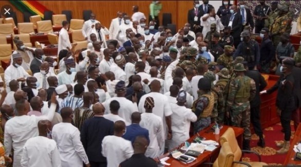 الجيش الغاني يدخل مقرّ البرلمان لإعادة