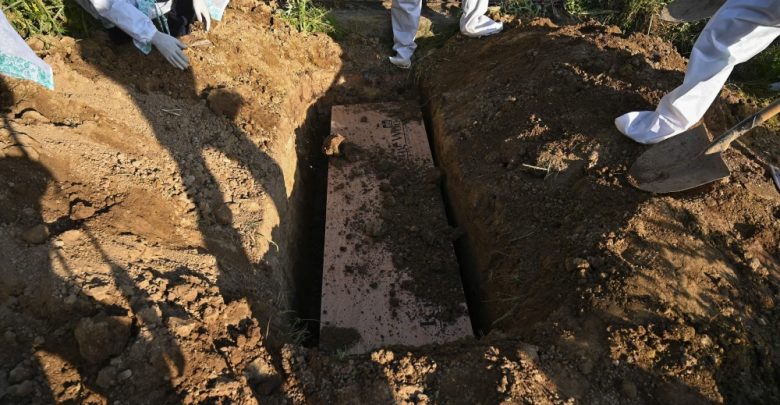 في مشهد مؤثر.. القاضي العسكري السابق