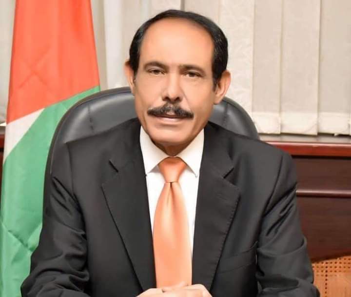 الدكتور يوسف أبو العدوس يمنح جميع