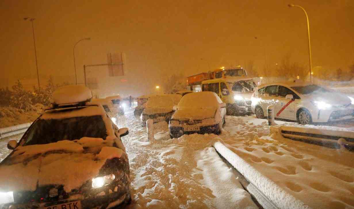 عاصفة ثلجية نادرة تغلق مطار مدريد