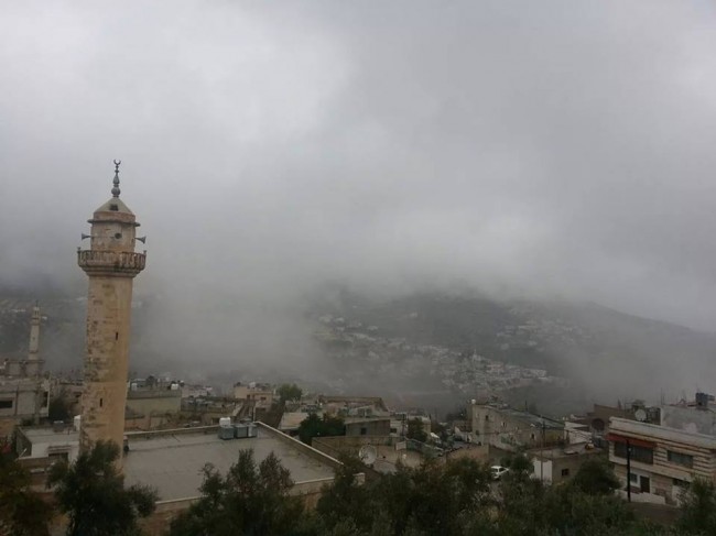 مياه الصرف الصحي والامطار تداهم مدرسة