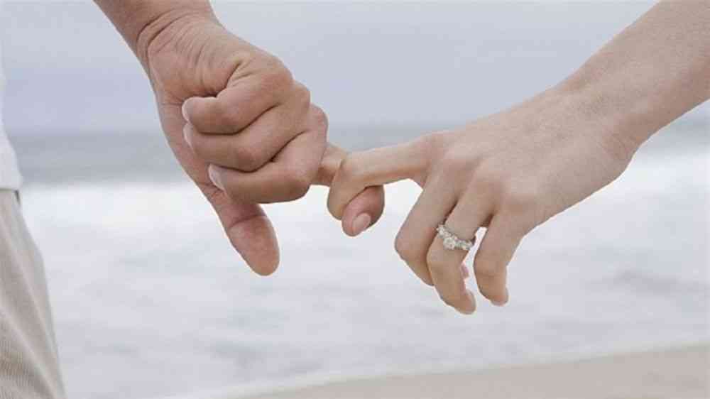 زوج يلحق بزوجته بعد وفاتها بـ10