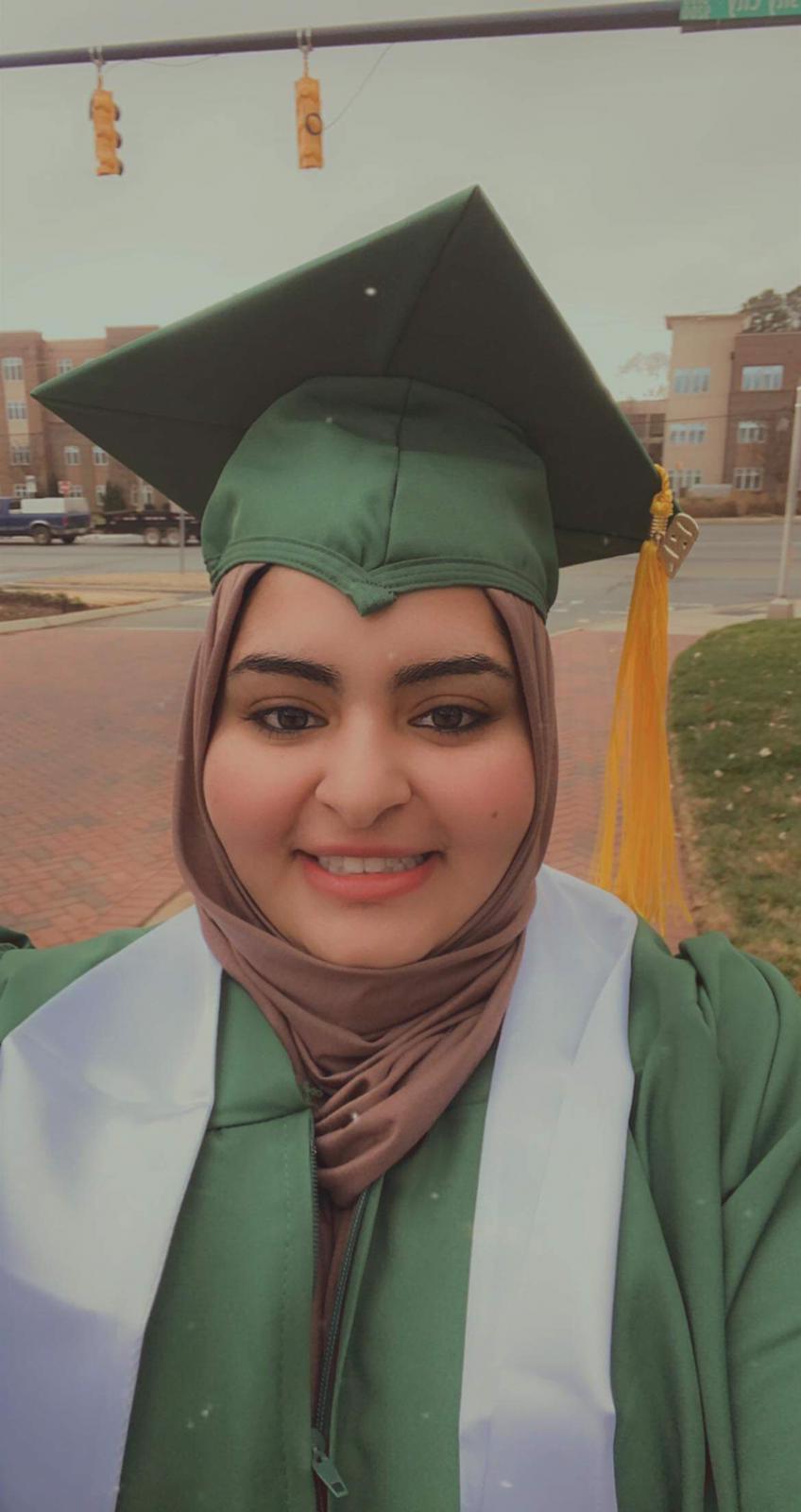 لبنى خالد الحليق.. مبروك التخرج (صور)