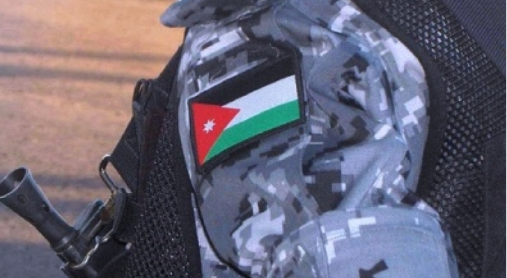 بحنية الأم وإنسانية رجل الامن.. حمل