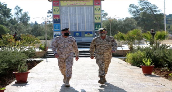 الحنيطي يزور المنطقة العسكرية الشرقية