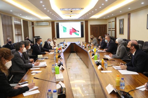 وزير التخطيط يدعو إيطاليا للمساهمة ببرنامج