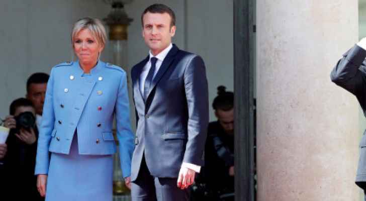 بالصور.. ماكرون يرتدي بدلة متواضعة وزوجته