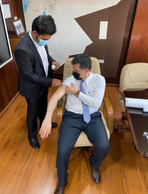 الوزير سعيدان يتلقى لقاح كورونا