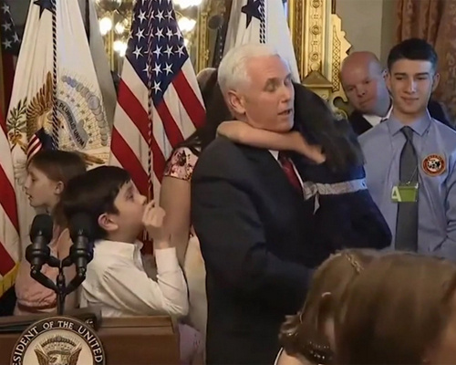 طفل يطالب نائب ترامب بالاعتذار (فيديو)