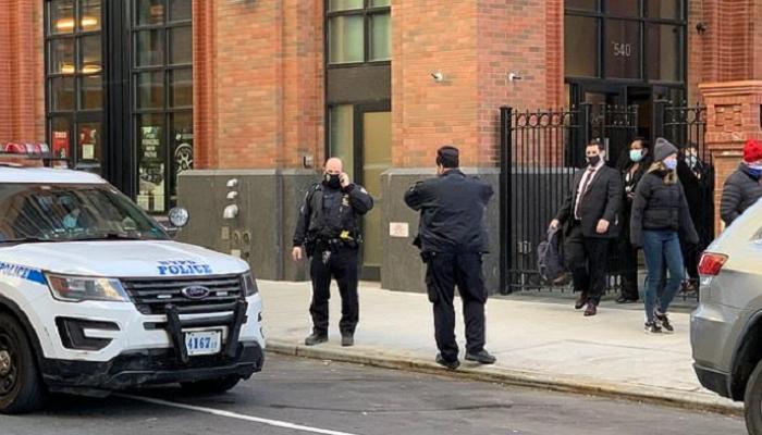 حملت معها ابنتها.. امرأة تقفز من