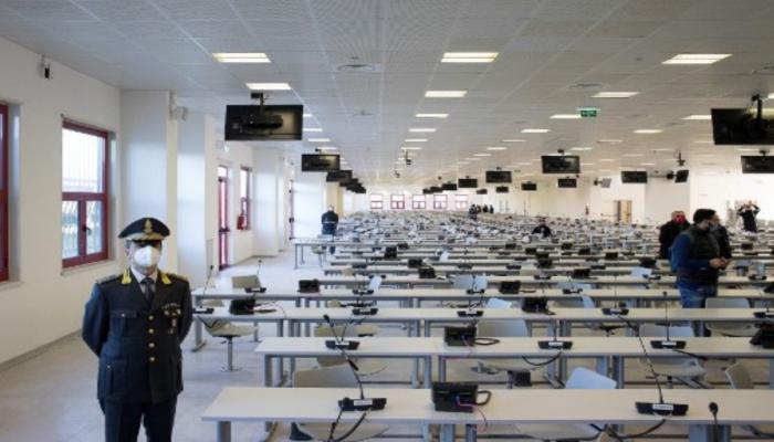 إيطاليا تحاكم الذئب والضخم والماعز الصغير..