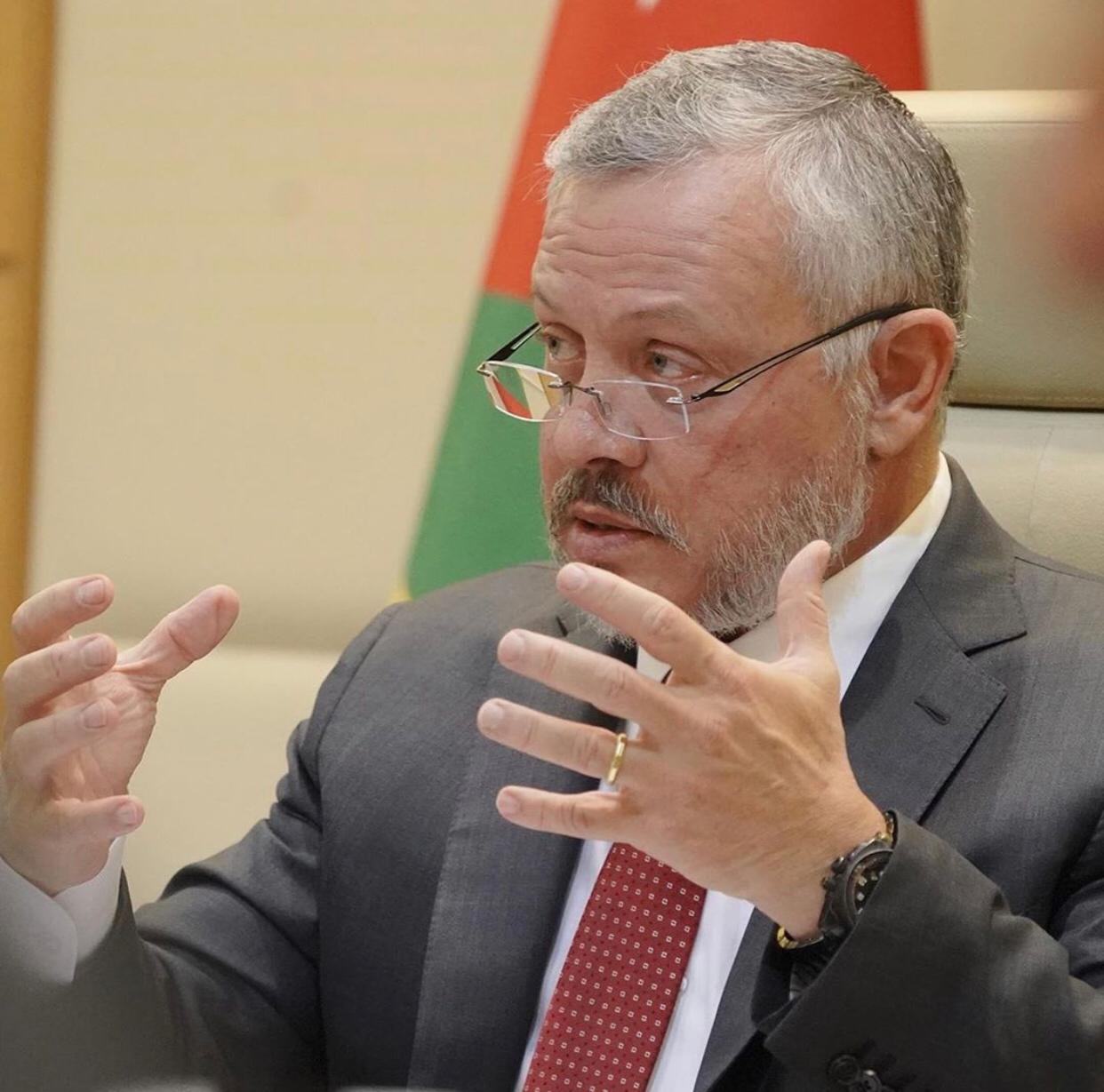 الملك يوجه الحكومة إلى فتح المدارس