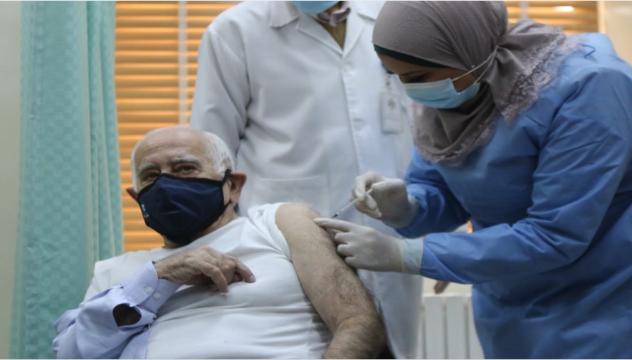 داوود حنانيا.. أول شخص يتلقى مطعوم