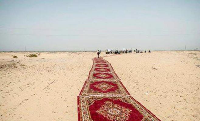 ‘‘سجادة حمراء‘‘ بالصحراء تثير عاصفة انتقادات