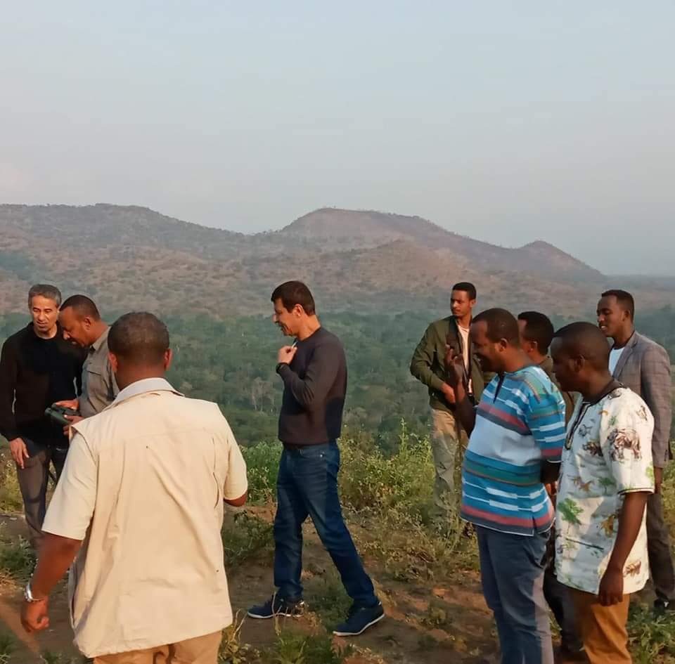 “ماذا يفعل هناك”؟ صور لدحلان في