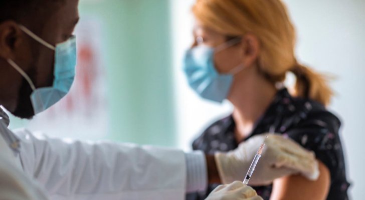 دولة تخالف العالم وتعطي لقاح كورونا