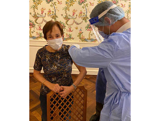 الاميرة بسمة تتلقى لقاح كورونا