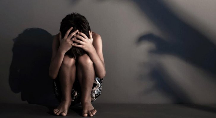 مصرية تعذب نجل زوجها البالغ من